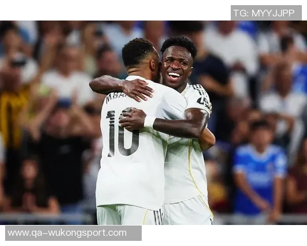 维尼修斯双响助力球队胜利分享伯纳乌的精彩时刻与球迷共庆 维尼修斯双响助力球队胜利分享伯纳乌的精彩时刻与球迷共庆